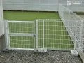わんちゃんがのびのび遊べるドッグラン用のメッシュフェンス