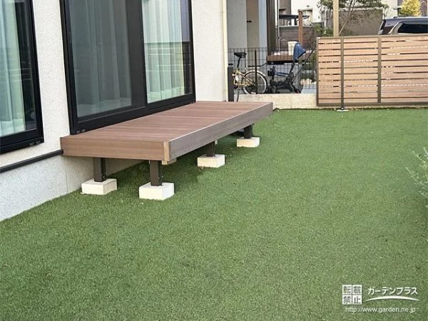 ウッドデッキが面するお庭に人工芝を敷き雑草対策をした工事