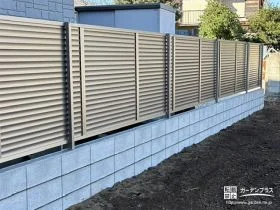 ルーバータイプで目隠ししつつ採風性も確保したフェンス設置工事