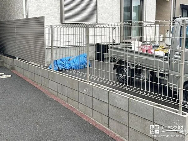敷地境界に2種のフェンスを使い分けて設置し快適に仕上げた工事
