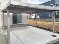 4本柱がしっかりとスチールの屋根を支えるカーポート設置工事