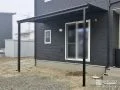 ブラックのフレームがモダンでかっこいいテラス屋根設置工事