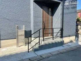 機能門柱や玄関ポーチのデザインにこだわったシンプルモダンな新築外構