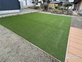 お住まい周りは砕石でお庭は人工芝で雑草を防いだリフォーム工事