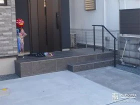 お子様からご高齢の方まで安心して階段を利用できる手すり[施工後]
