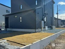 ナチュラルな芝生が気持ち良いお庭[施工後]
