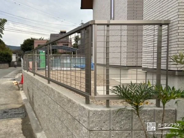 転落防止用に設置した上品な印象の境界フェンス