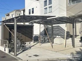 片流れのカーポートを屋根同士が重なりあうよう設置した工事
