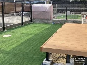 緑豊かなお庭にウッドデッキを取り付け憩いの空間を設けた工事