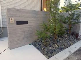 空間に独特の質感と深みを加えるRC杉板調タイル門柱[施工後]
