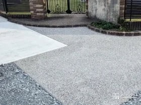 コンクリート洗い出し仕上げの玄関前[施工後]