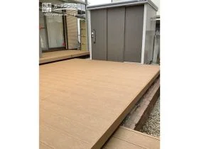 柔らかく落ち着いた木肌が、穏やかな空間を作り出すウッドデッキ[施工後]