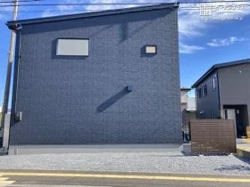 ローメンテナンスで、建物周りを清潔に保つシンプルな新築外構
