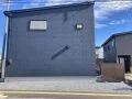 ローメンテナンスで、建物周りを清潔に保つシンプルな新築外構