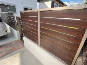 木目調デザインが温もりを感じられる目隠しフェンス[施工後]