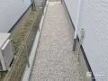防草シートと砂利で雑草対策した犬走り