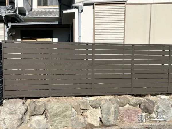 生垣を撤去しお手入れの手間がかからないフェンスを設置した工事