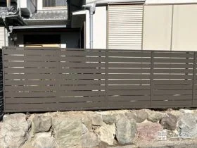 生垣を撤去しお手入れの手間がかからないフェンスを設置した工事