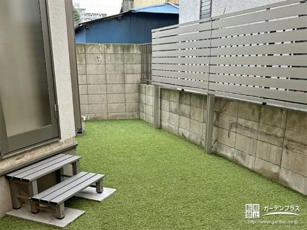 ウッドデッキや植栽を撤去してできたスぺースへの人工芝敷設工事