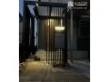照明が夜間の門周りを灯します