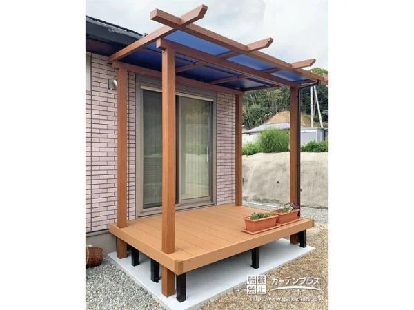 パーゴラ仕様のテラス屋根とウッドデッキが心地よいお庭周り工事