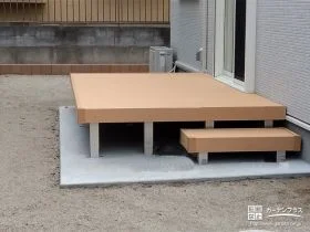 ステップ付きでお子様のご使用も安全なウッドデッキ[施工後]