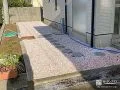 建物周りを清潔に保つ防草シートと砂利