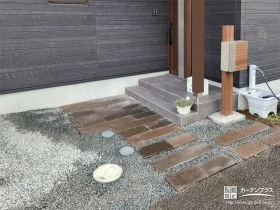 枕木のヴィンテージ感が漂う玄関アプローチ[施工後]