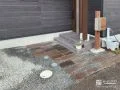 枕木のヴィンテージ感が漂う玄関アプローチ