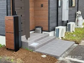 木目調の宅配ボックスやヴィンテージ感のある枕木が映える工事