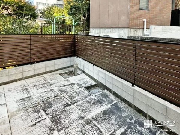 木目調デザインで優しく視線をカットする目隠しフェンス設置工事