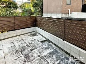 木目調デザインで優しく視線をカットする目隠しフェンス設置工事