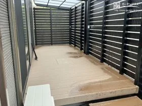 デッキ上で過ごせる広々としたサイズのウッドデッキ[施工後]