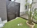 ペットの脱走を防ぐフェンスで仕切ったお庭