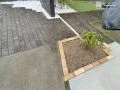 オレンジのレンガが可愛らしい植栽スペース