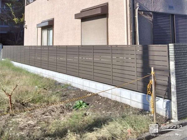 内側の生活感を感じさせない目隠しフェンスの設置工事