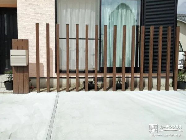 木目調の支柱をフェンスとして設置しオシャレに目隠しをした工事