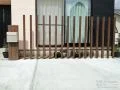 木目調の支柱をフェンスとして設置しオシャレに目隠しをした工事