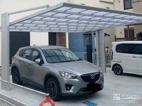 お住まいを引き立てるシャープでスタイリッシュなカーポート[施工後]