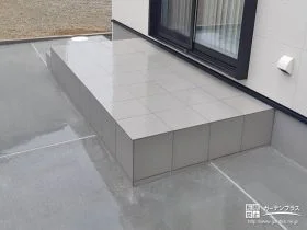 屋外の寛ぎスペースとなるタイルデッキ[施工後]