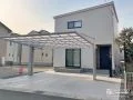 カーポートが目を引くシンプルで洗練された印象の新築外構