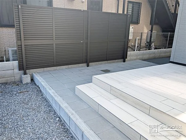 明るいカラーのタイルデッキが爽やかなアウトドア空間となる工事
