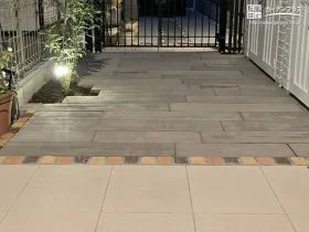 落ち着いたナチュラルな雰囲気のアプローチ[施工後]