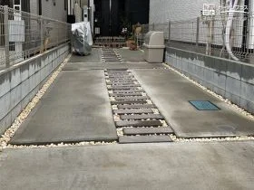 駐車スペース兼アプローチを彩る枕木材[施工後]