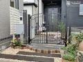 植栽との相性が良いナチュラルで洋風の旗竿地リフォーム工事