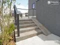 スロープ付きのモダンな玄関ポーチ