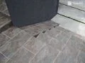 天然石調タイルが美しい玄関ポーチ
