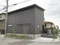 ロックガーデンで建物裏に彩りを