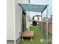 テラス屋根とウッドデッキで快適なアウトドア空間を実現