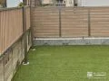 木目調のフェンスと人工芝が爽やかにお庭空間を演出する工事